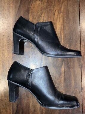 Hillard & Hanson Black Leather Heeled Ankle Boots